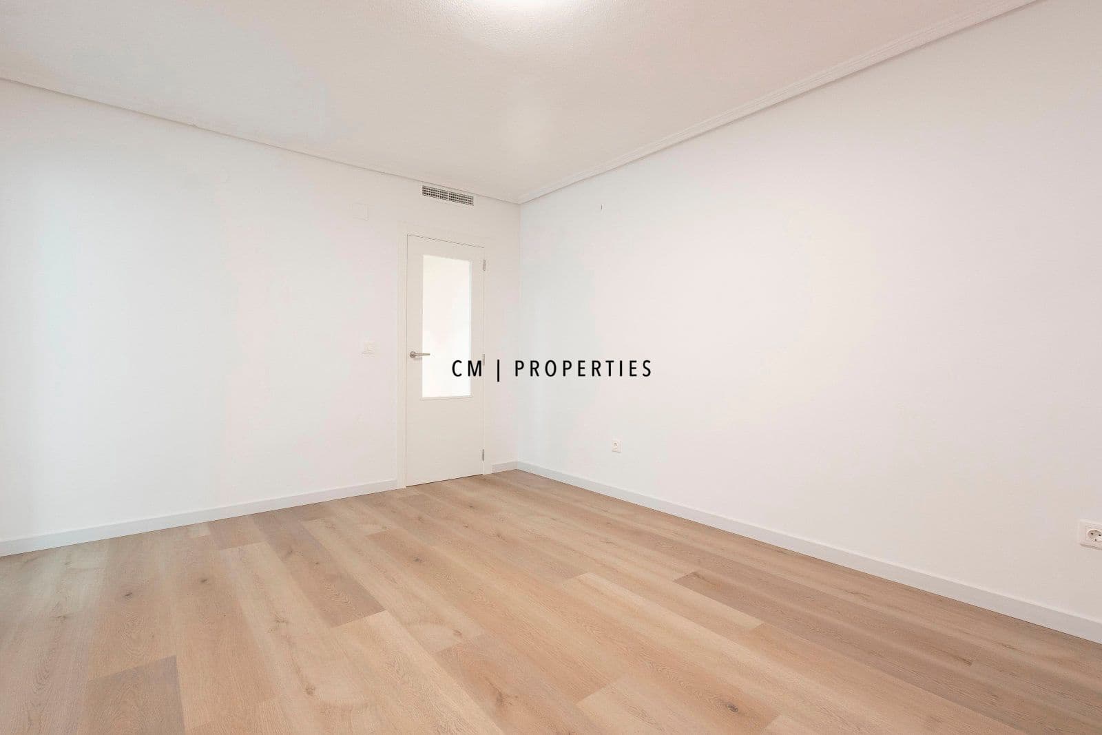 4 bedroom Flat for rent in Valencia city with garage - € 2,100 (Ref: 9494159)