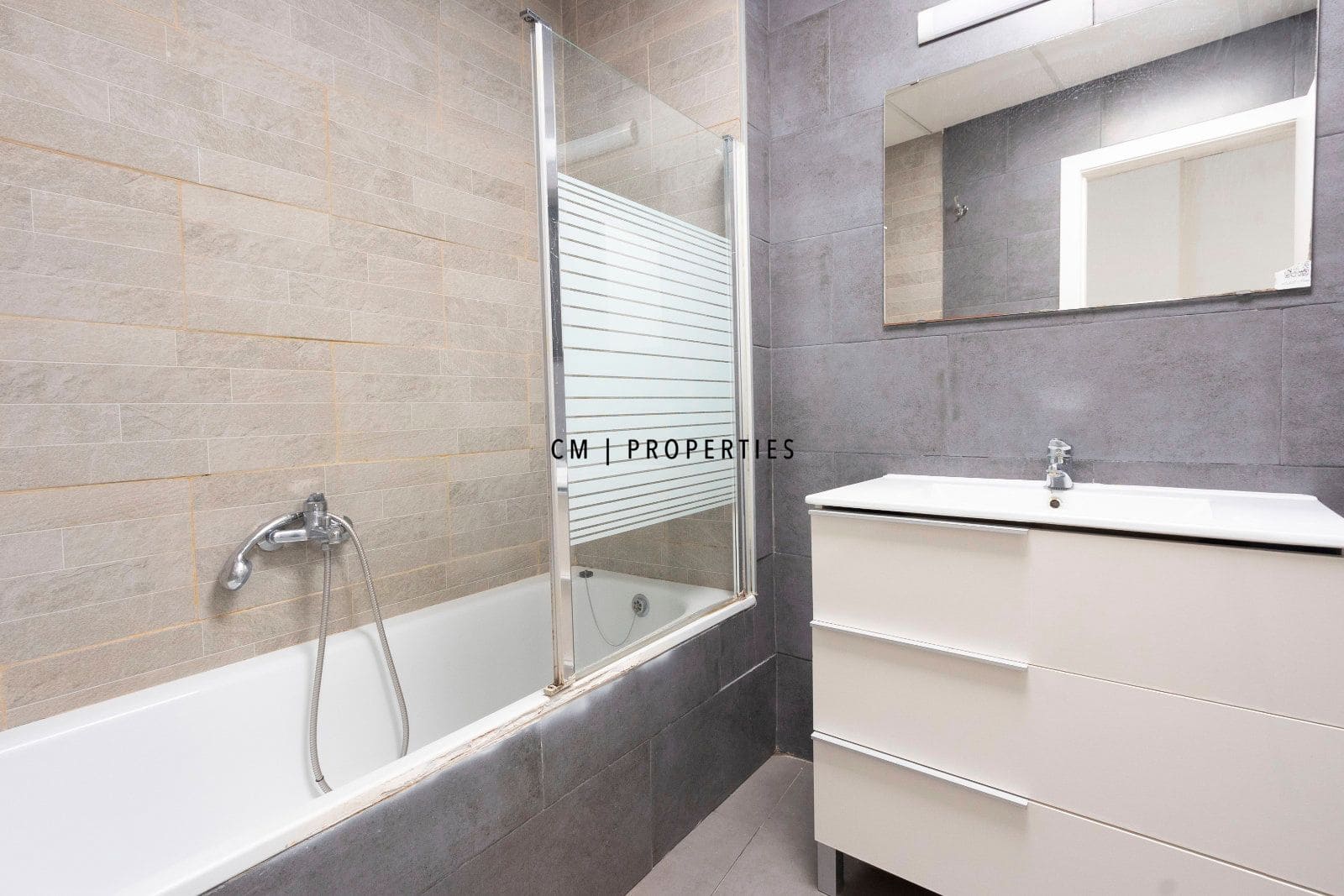 4 bedroom Flat for rent in Valencia city with garage - € 1,950 (Ref: 9496589)