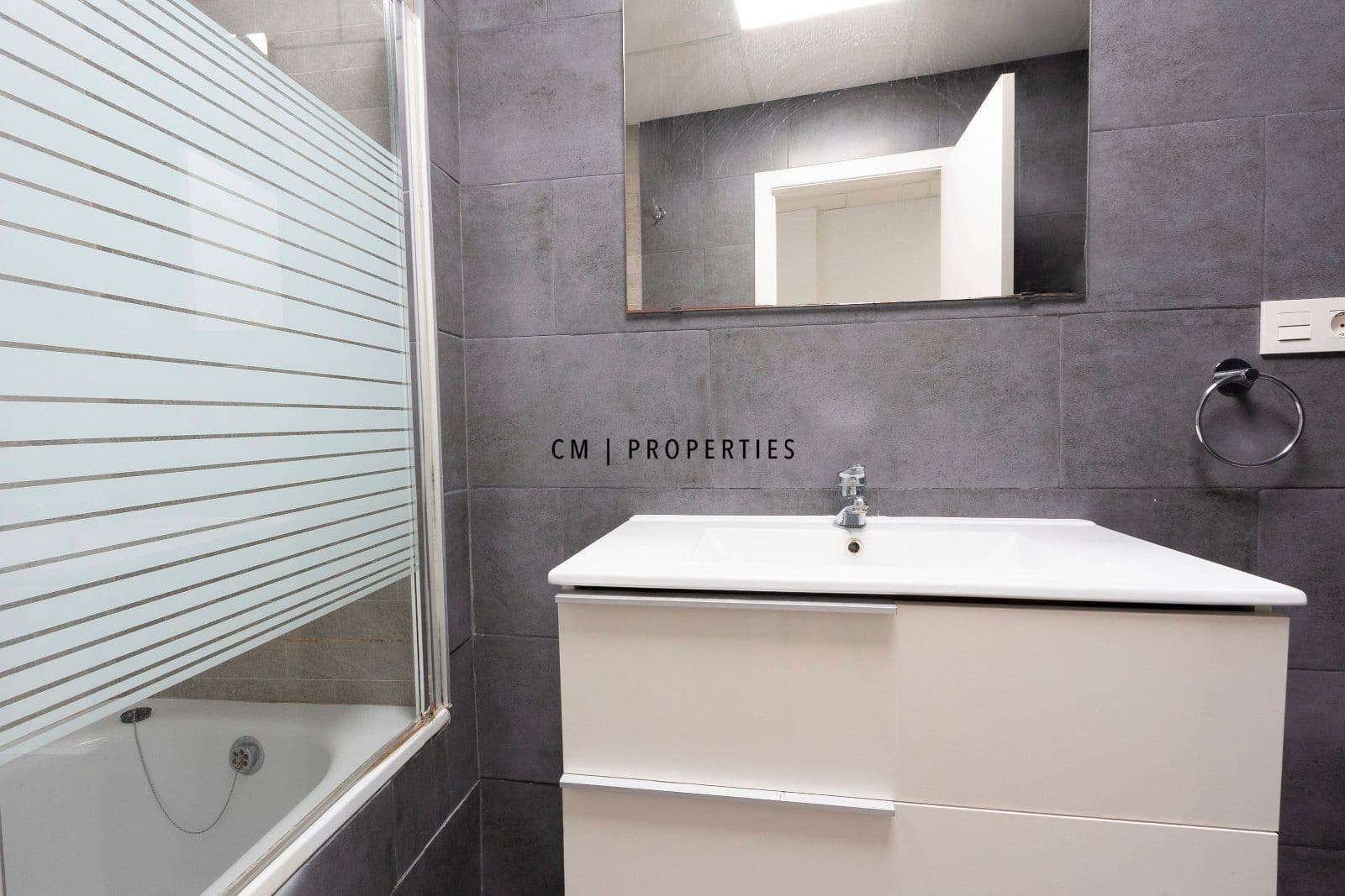 4 bedroom Flat for rent in Valencia city with garage - € 1,950 (Ref: 9496589)