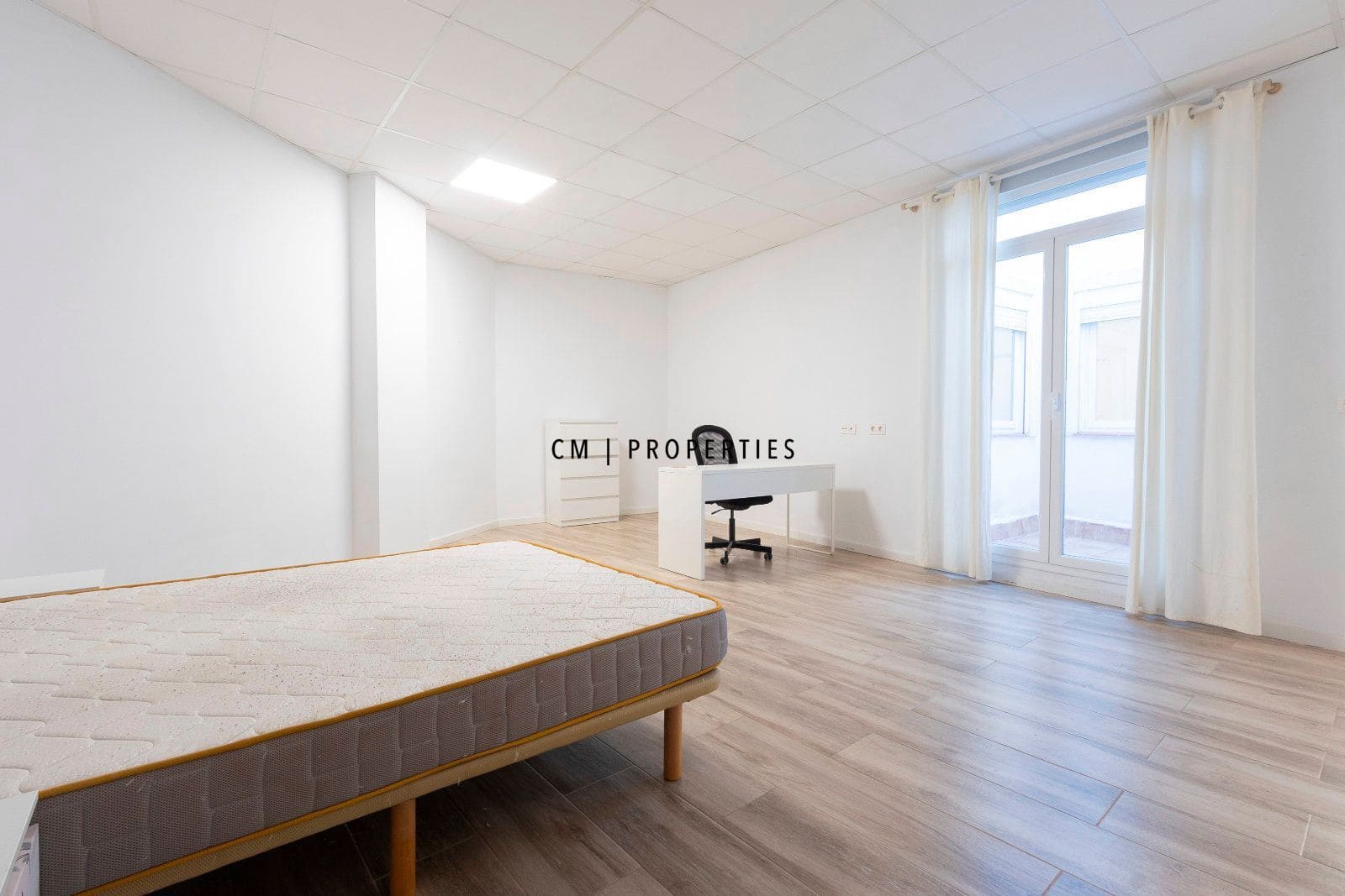 4 bedroom Flat for rent in Valencia city with garage - € 1,950 (Ref: 9496589)