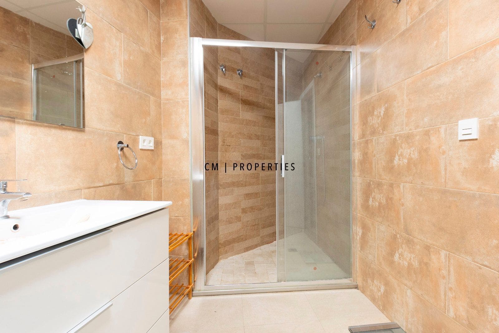 4 bedroom Flat for rent in Valencia city with garage - € 1,950 (Ref: 9496589)