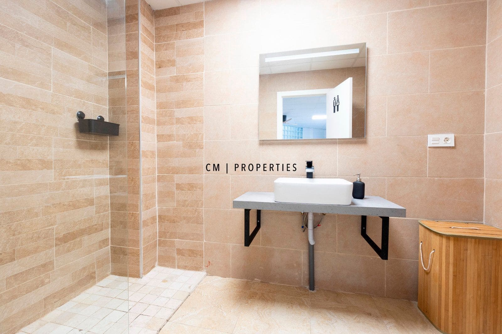 4 bedroom Flat for rent in Valencia city with garage - € 1,950 (Ref: 9496589)