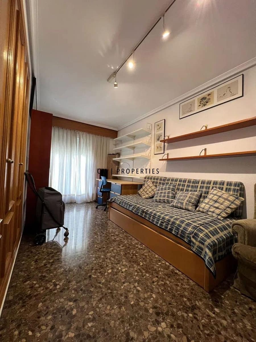 Piso de 4 habitaciones en València ciudad en alquiler - 1.950 € (Ref: 9499521)