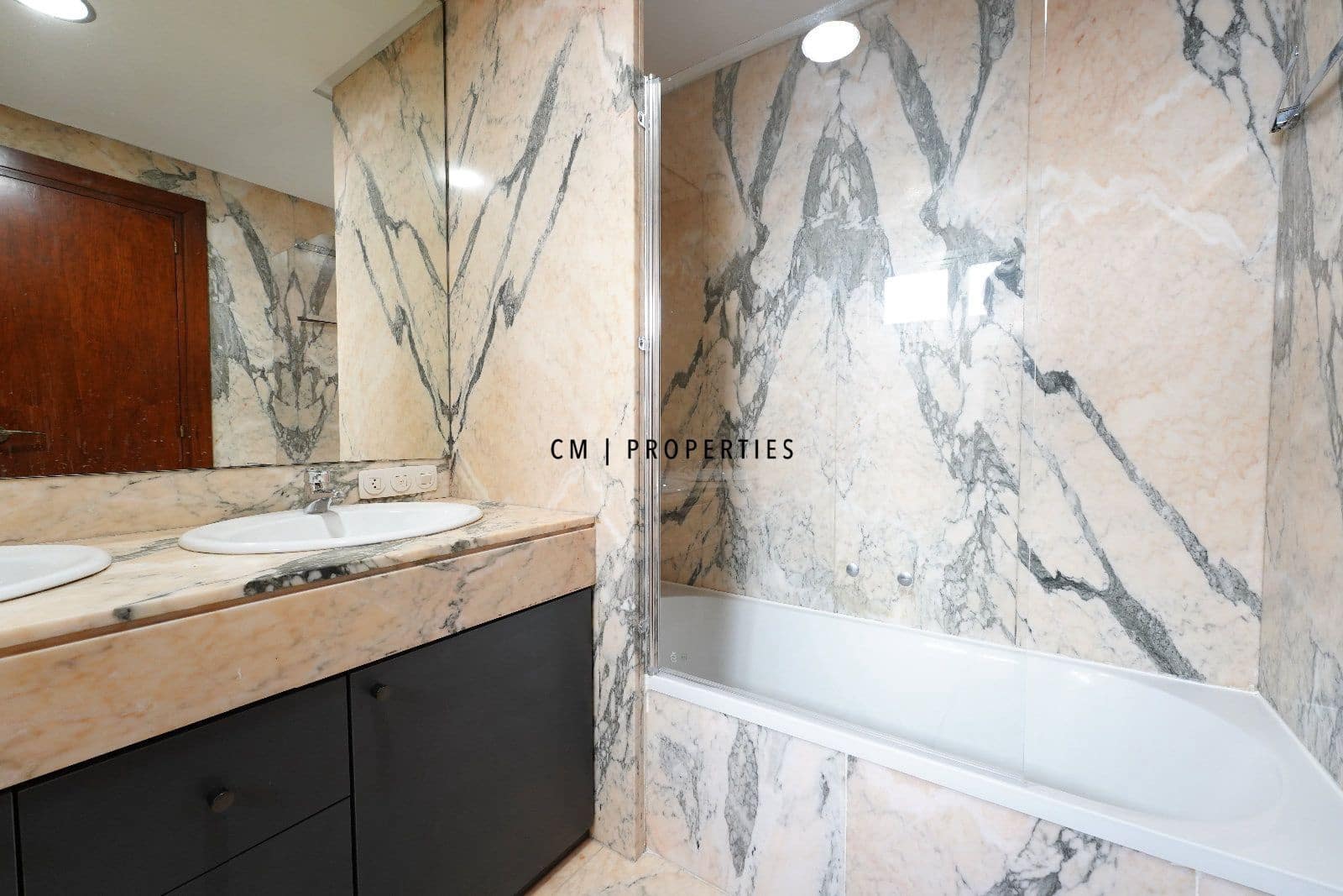 2 soverom Leilighet til leie i Valencia by - € 1 950 (Ref: 9500380)