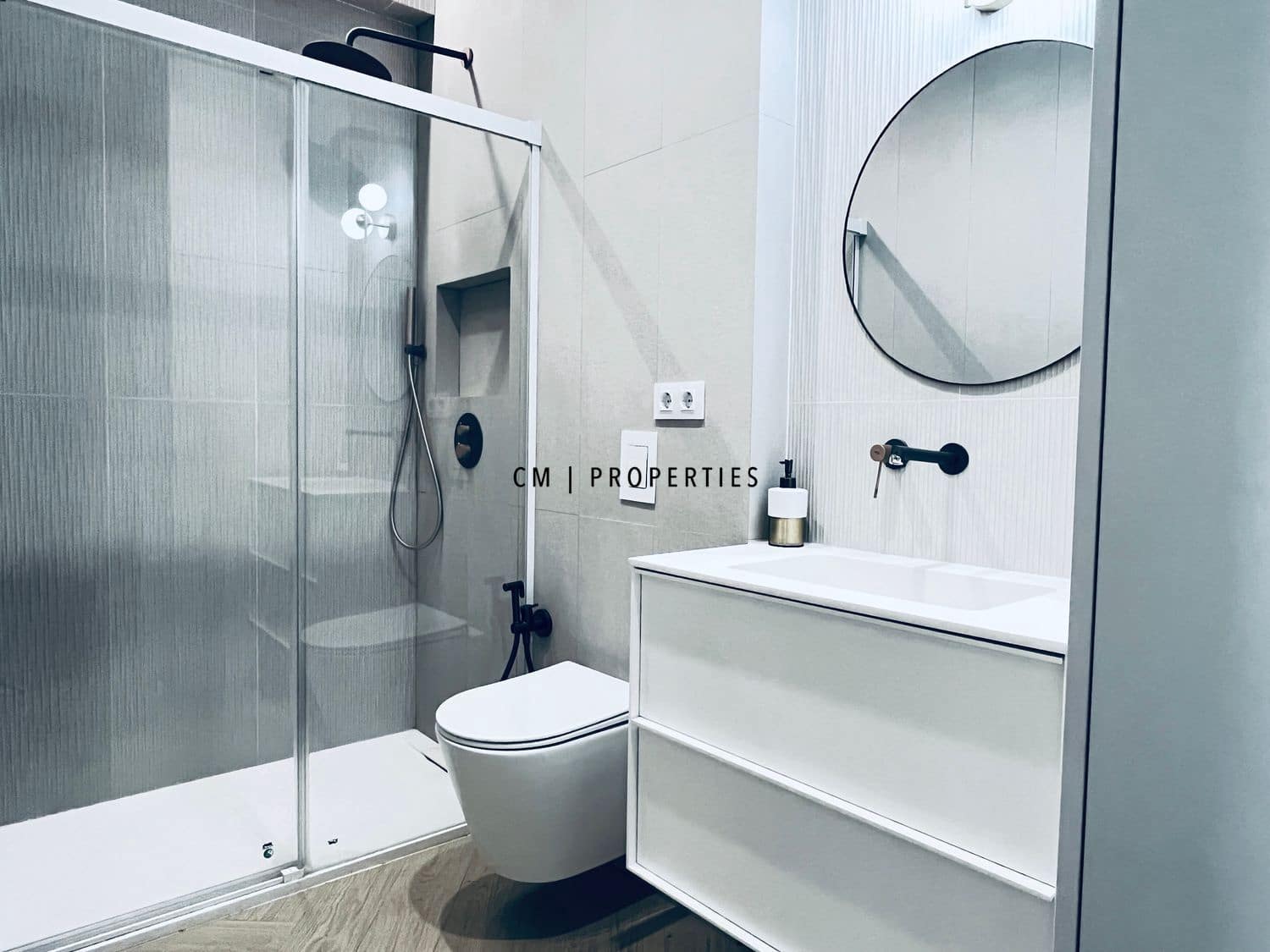 4 quarto Apartamento para arrendar em Valencia cidade com garagem - 2 490 € (Ref: 9524593)