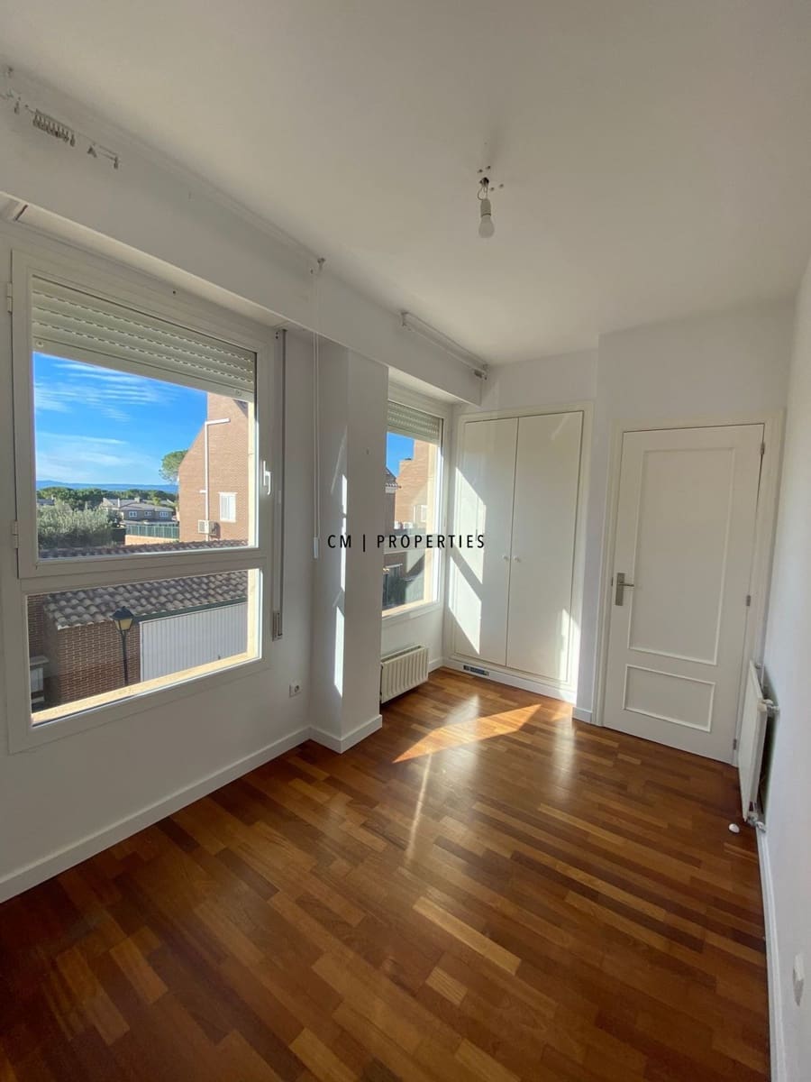 4 bedroom Villa for rent in Betera with pool garage - € 2,500 (Ref: 9534377)