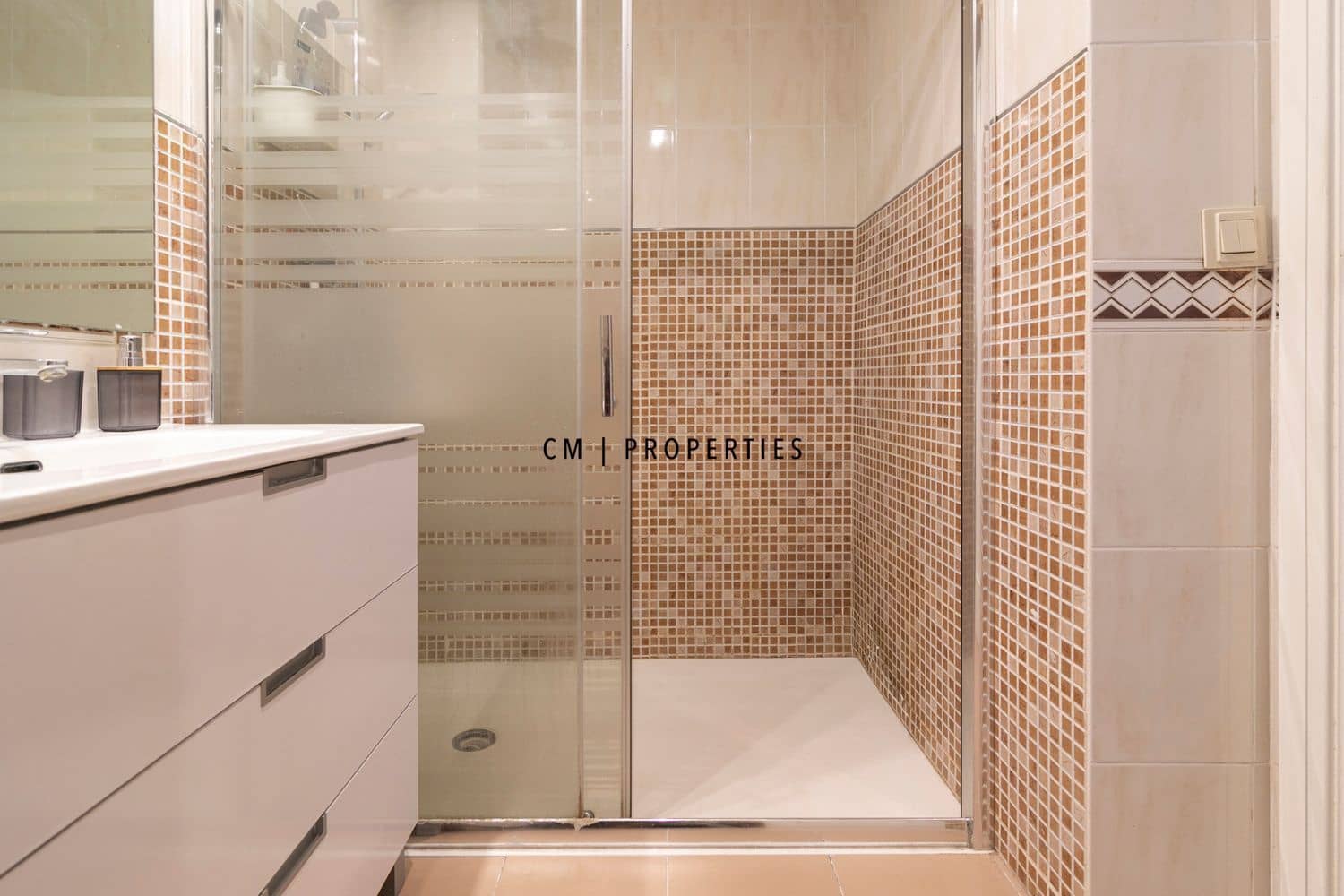 5 sovrum Lägenhet att hyra i Valencia stad med garage - 2 000 € (Ref: 9572226)