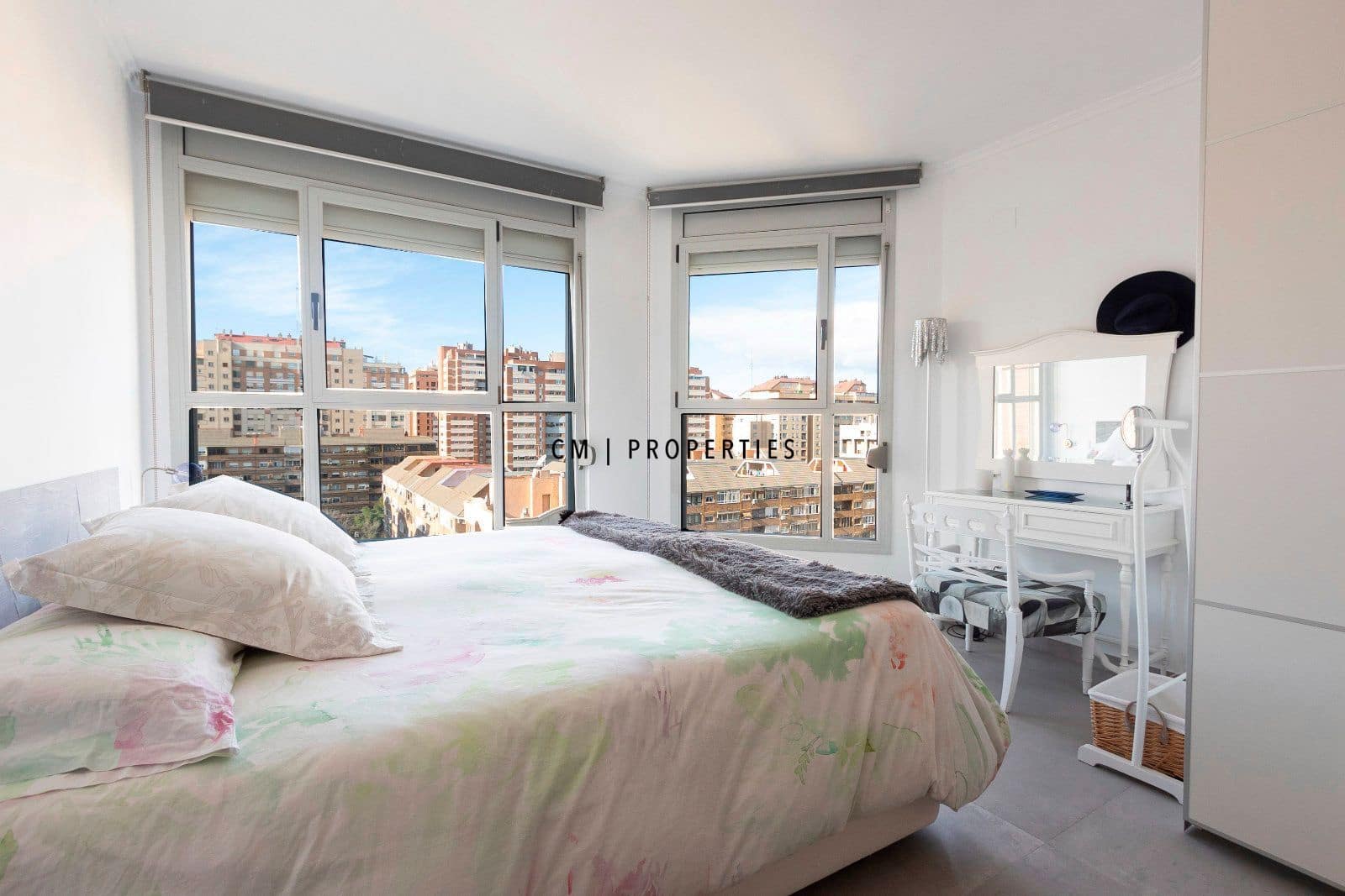 2 bedroom Flat for sale in Valencia city with pool garage - € 820,000 (Ref: 9606371)