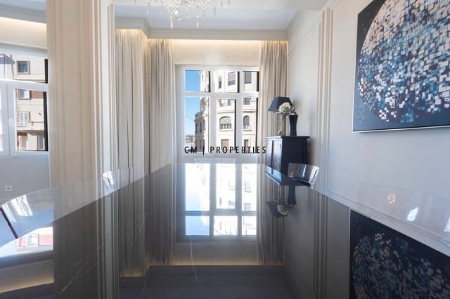 Appartement de 4 chambres à louer à Ciutat Vella, Valence ville - 2 900 € (Ref: 9606845)