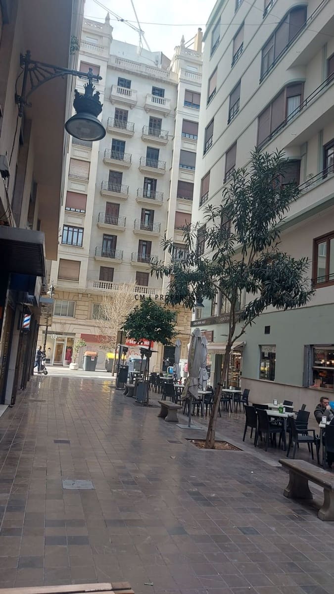 2 bedroom Flat for sale in Valencia city with garage - € 585,000 (Ref: 9614437)