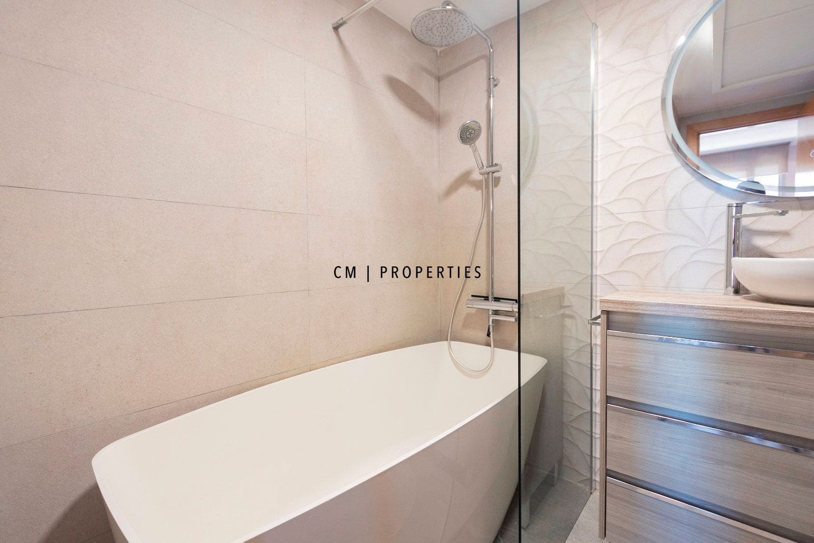 3 slaapkamer Flat te huur in Valencia stad met zwembad - € 1.900 (Ref: 9631828)