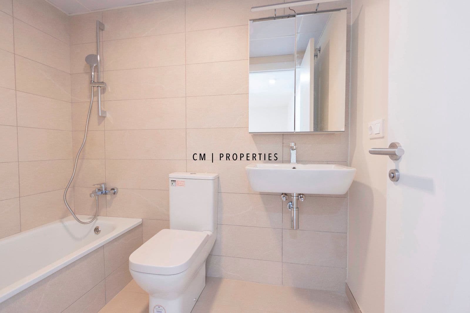 4 makuuhuone Omakotitalo vuokrattavana paikassa San Antonio de Benageber mukana uima-altaan 
autotalli - 2 350 € (Ref: 9632664)