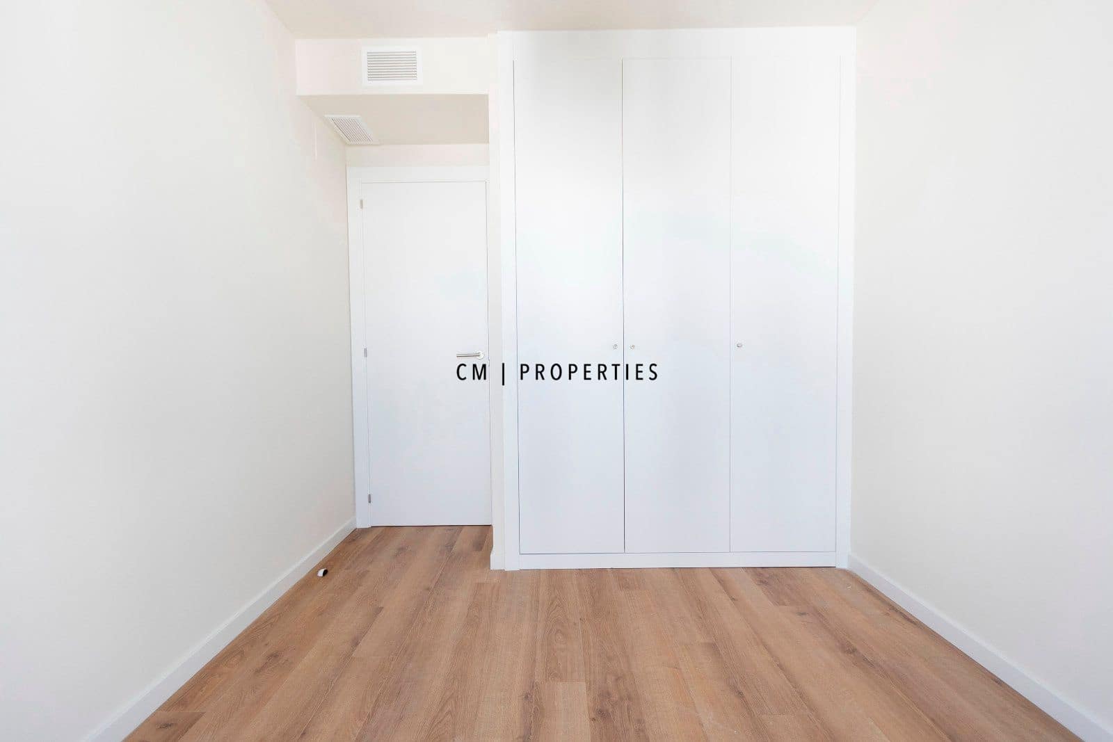 4 makuuhuone Omakotitalo vuokrattavana paikassa San Antonio de Benageber mukana uima-altaan 
autotalli - 2 350 € (Ref: 9632664)