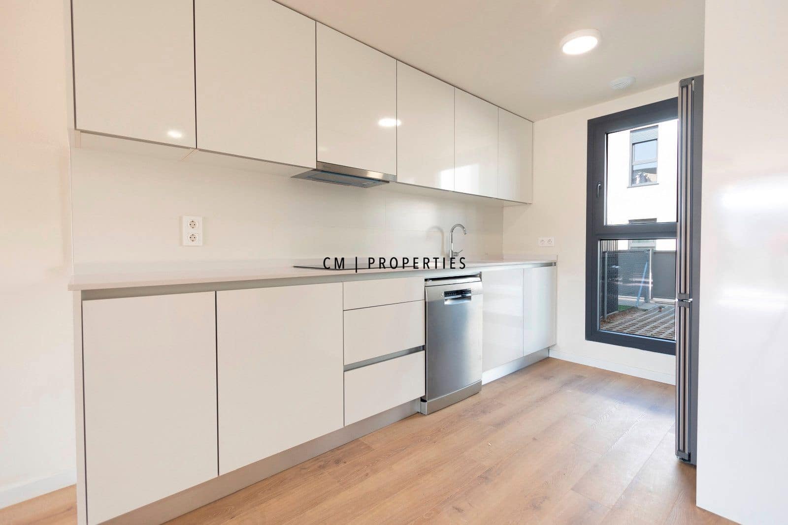 4 makuuhuone Omakotitalo vuokrattavana paikassa San Antonio de Benageber mukana uima-altaan 
autotalli - 2 350 € (Ref: 9632664)