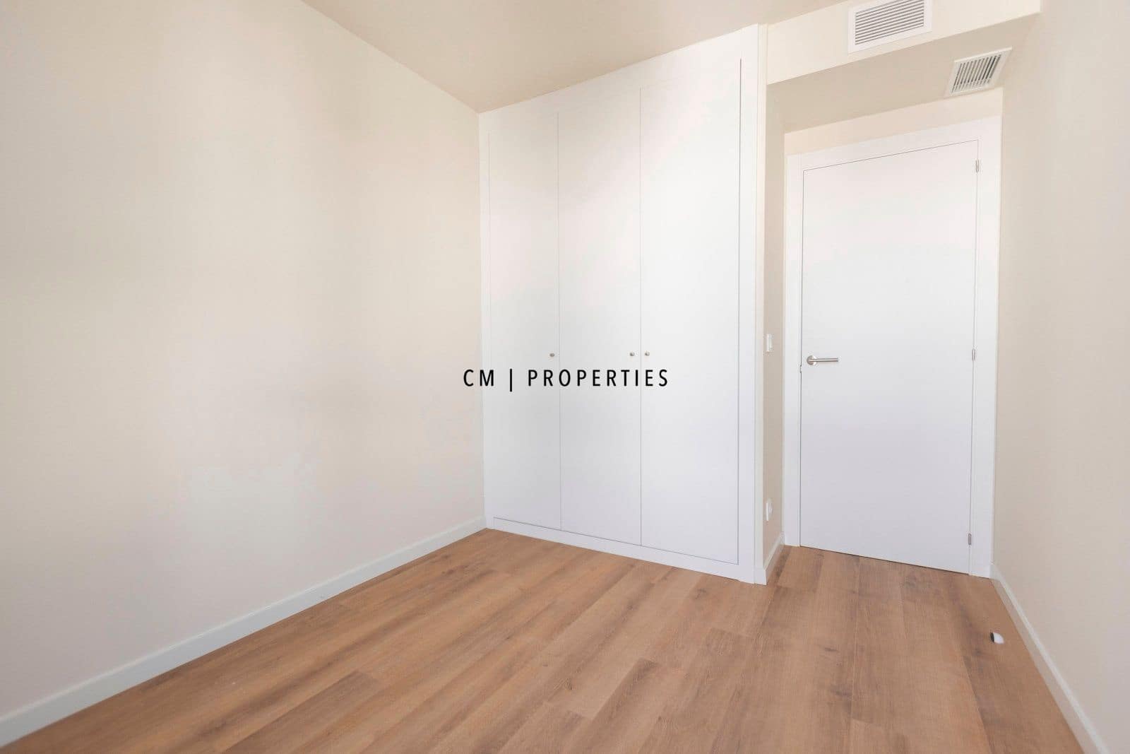 4 makuuhuone Omakotitalo vuokrattavana paikassa San Antonio de Benageber mukana uima-altaan 
autotalli - 2 350 € (Ref: 9632664)