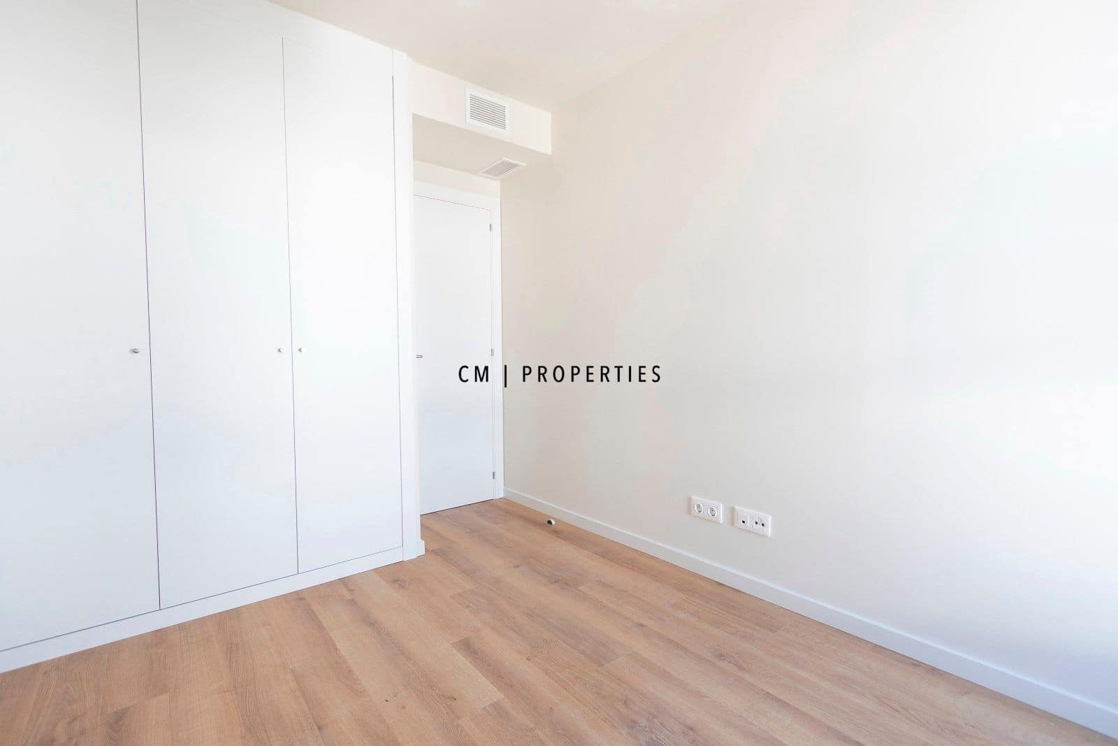 4 makuuhuone Omakotitalo vuokrattavana paikassa San Antonio de Benageber mukana uima-altaan 
autotalli - 2 350 € (Ref: 9632664)