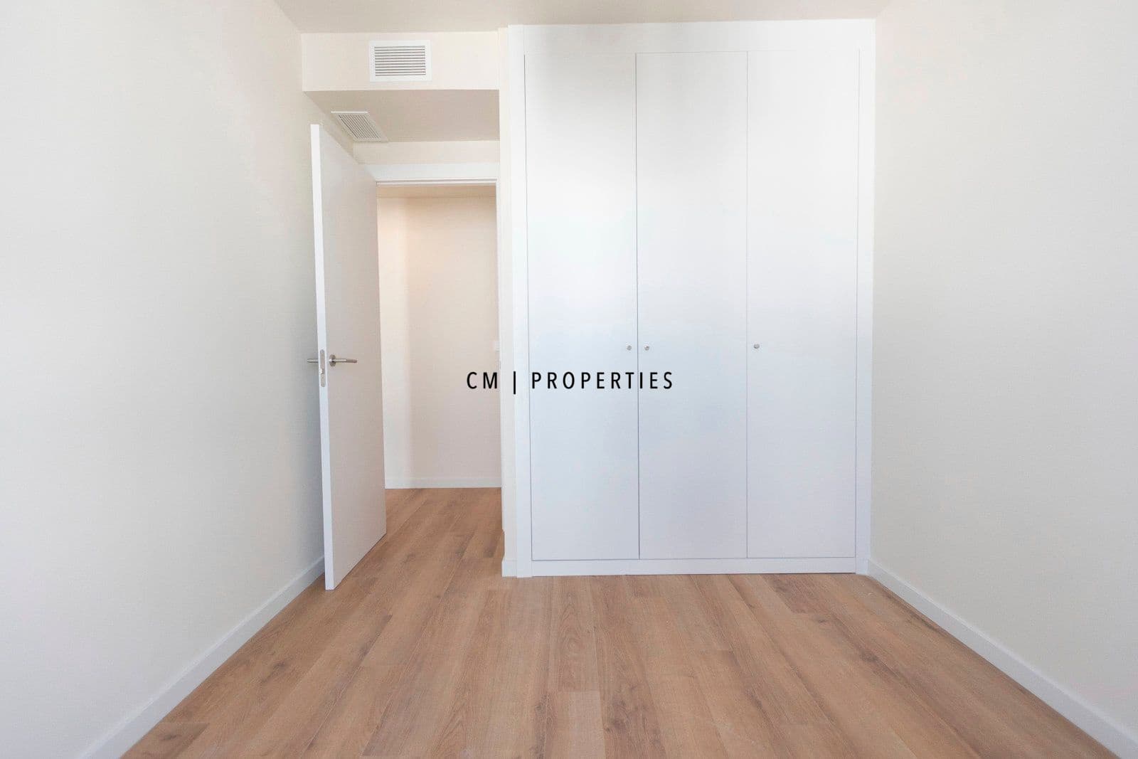 4 makuuhuone Omakotitalo vuokrattavana paikassa San Antonio de Benageber mukana uima-altaan 
autotalli - 2 350 € (Ref: 9632664)