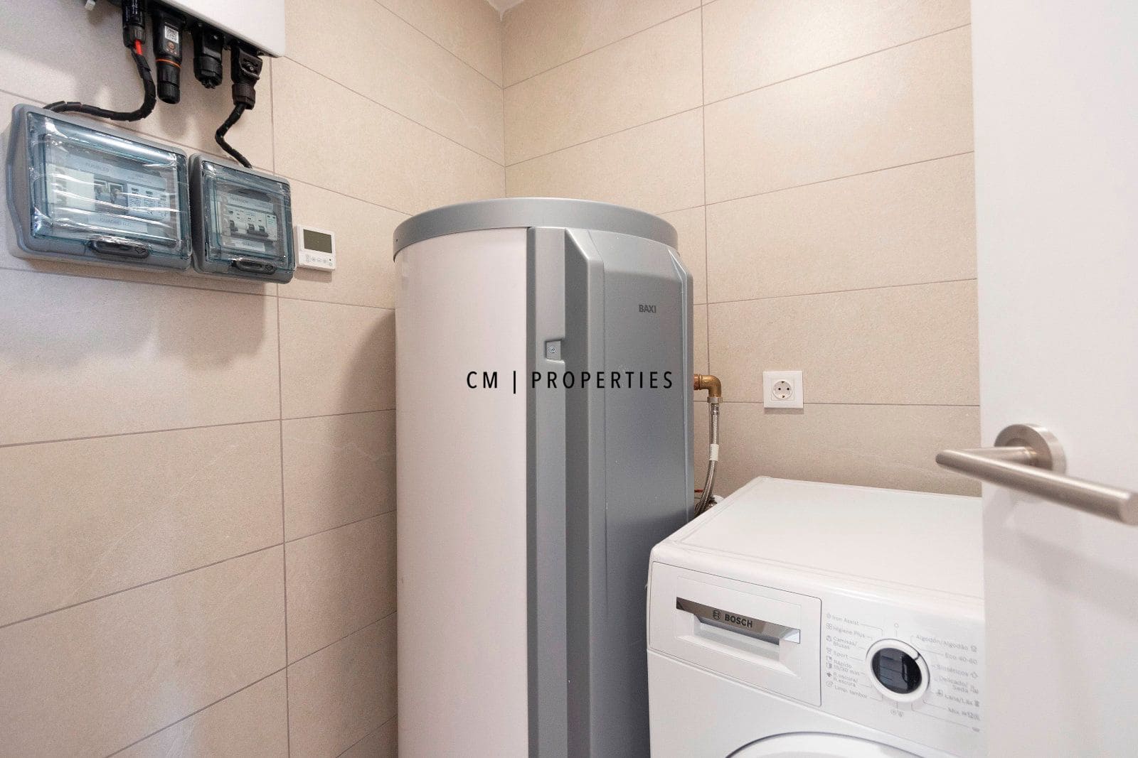 4 makuuhuone Omakotitalo vuokrattavana paikassa San Antonio de Benageber mukana uima-altaan 
autotalli - 2 350 € (Ref: 9632664)