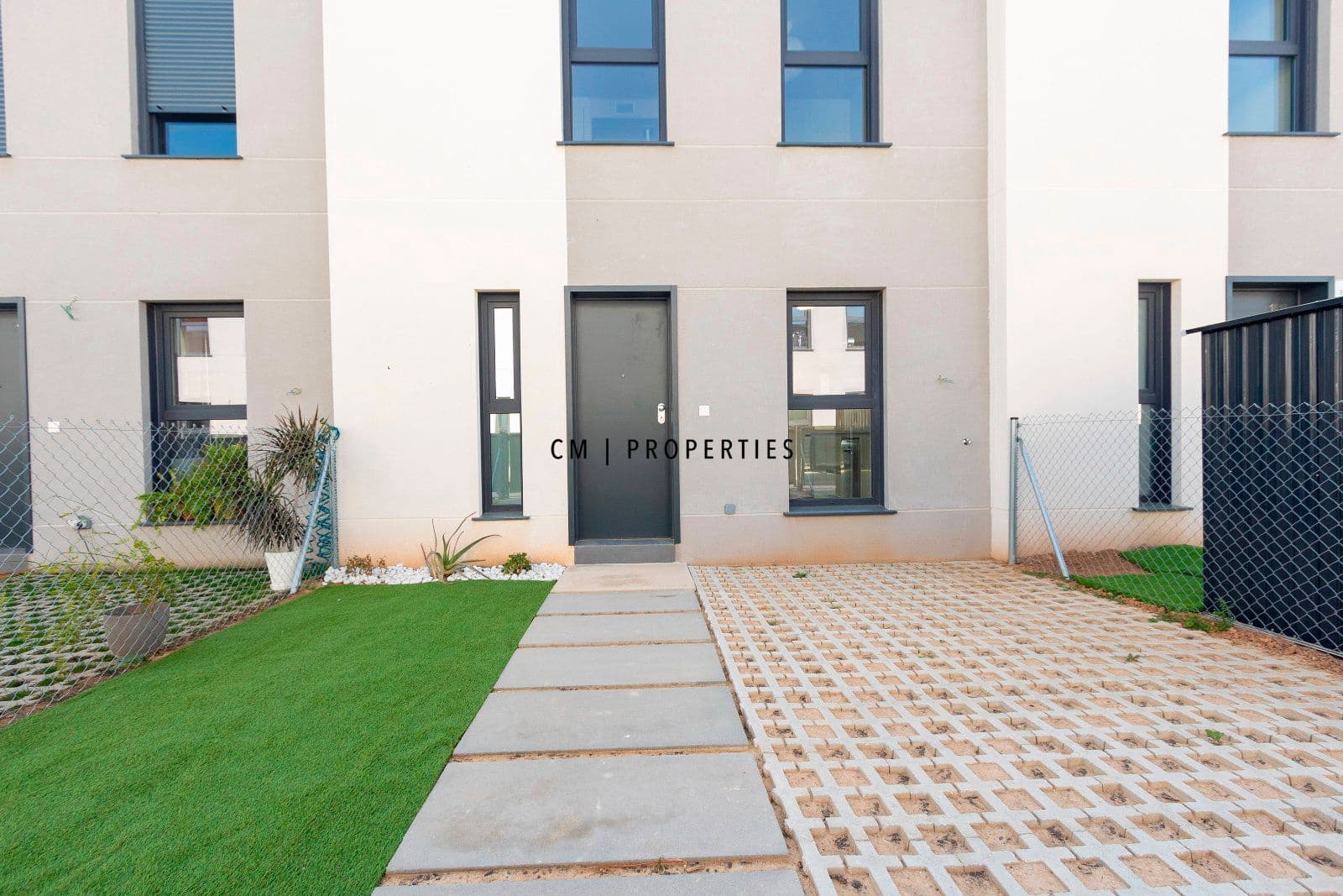 4 makuuhuone Omakotitalo vuokrattavana paikassa San Antonio de Benageber mukana uima-altaan 
autotalli - 2 350 € (Ref: 9632664)