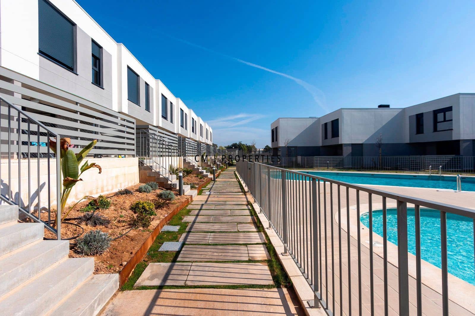 4 makuuhuone Omakotitalo vuokrattavana paikassa San Antonio de Benageber mukana uima-altaan 
autotalli - 2 350 € (Ref: 9632664)