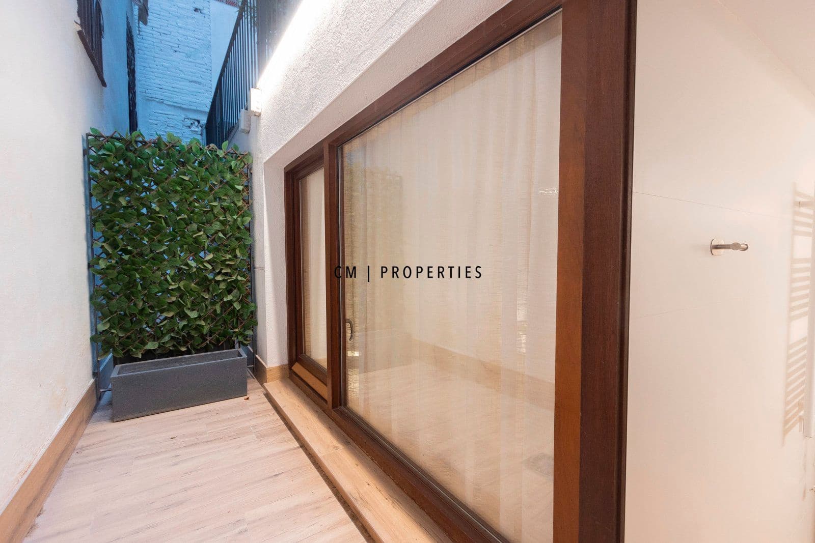 2 bedroom Flat for rent in Valencia city with garage - € 1,950 (Ref: 9634996)