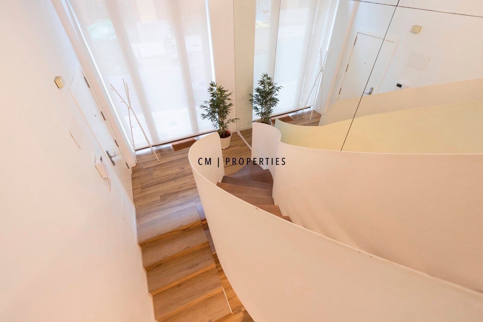 2 bedroom Flat for rent in Valencia city with garage - € 1,950 (Ref: 9634996)