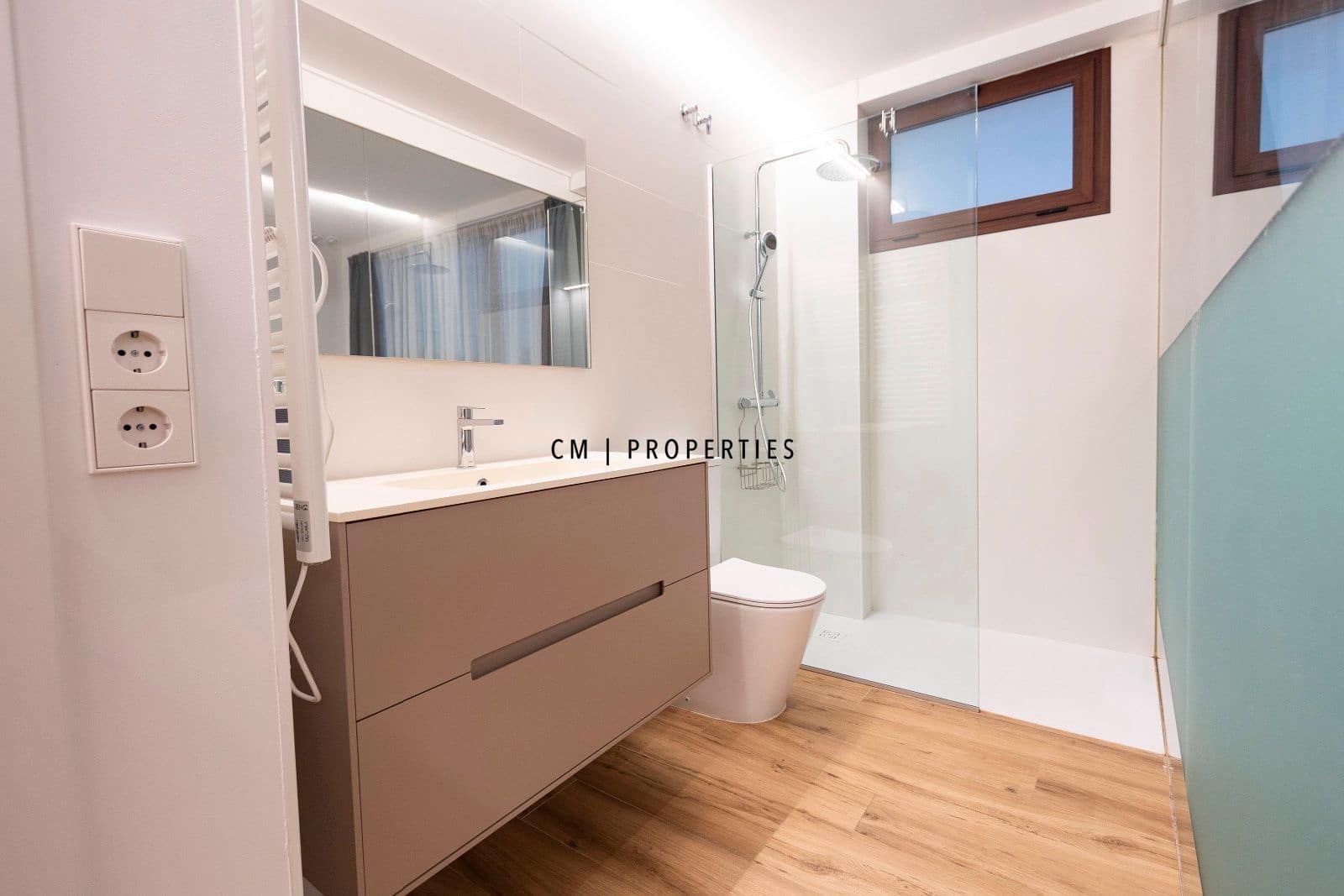 2 bedroom Flat for rent in Valencia city with garage - € 1,950 (Ref: 9634996)