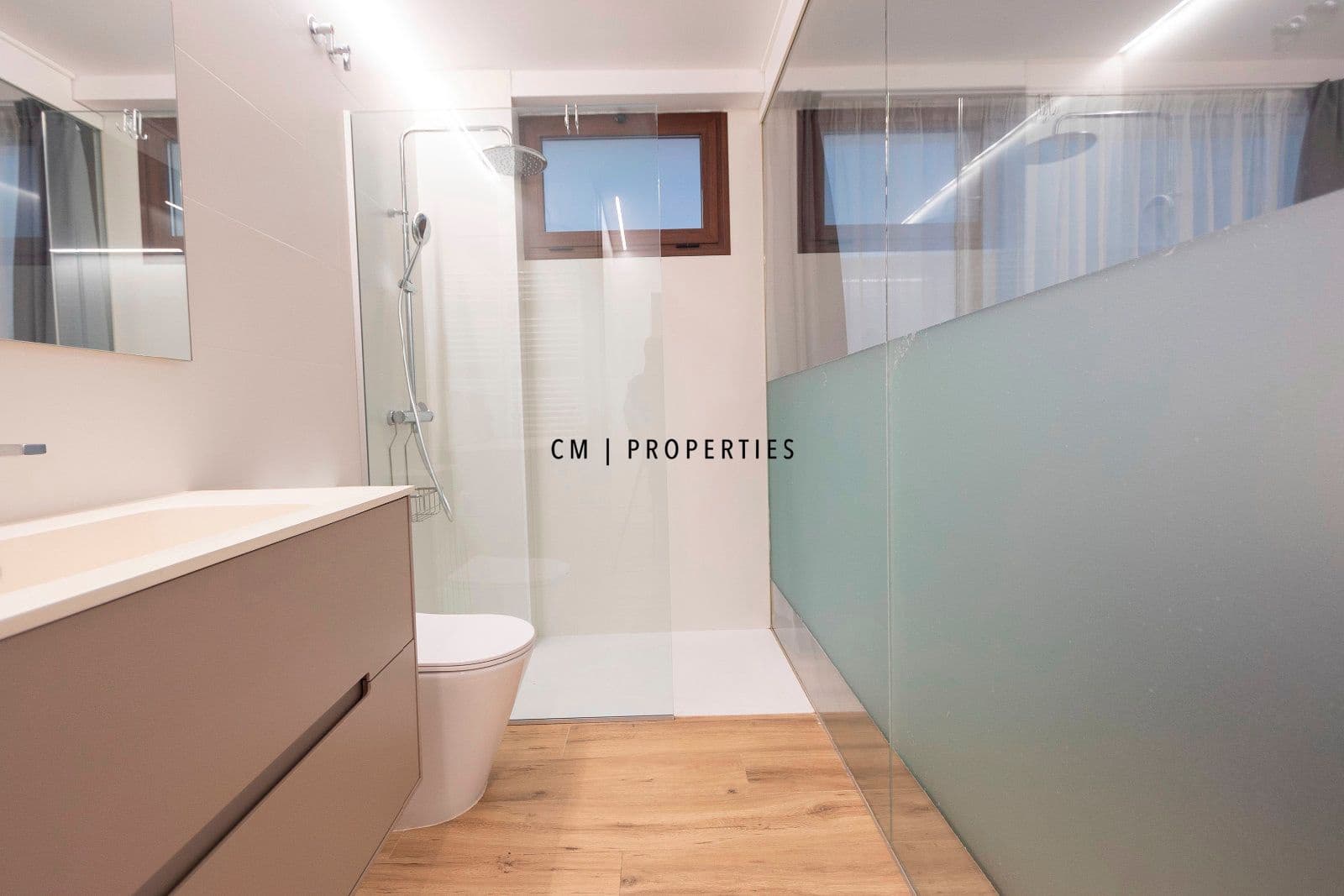 2 bedroom Flat for rent in Valencia city with garage - € 1,950 (Ref: 9634996)