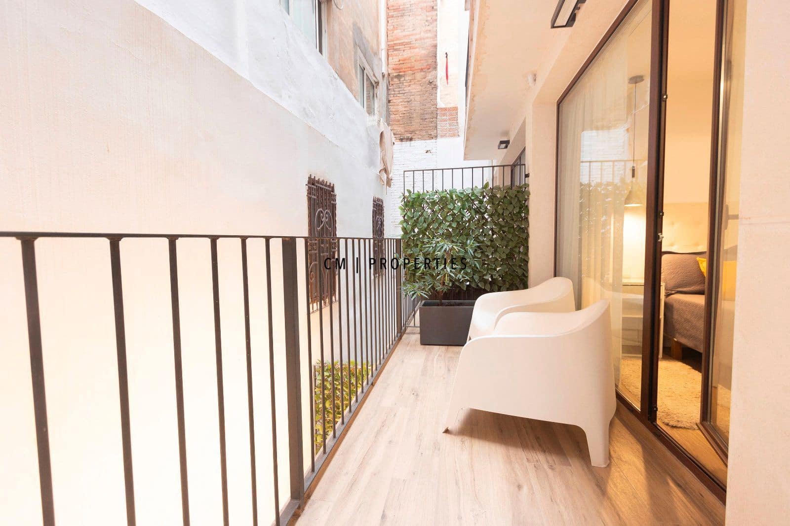 2 bedroom Flat for rent in Valencia city with garage - € 1,950 (Ref: 9634996)