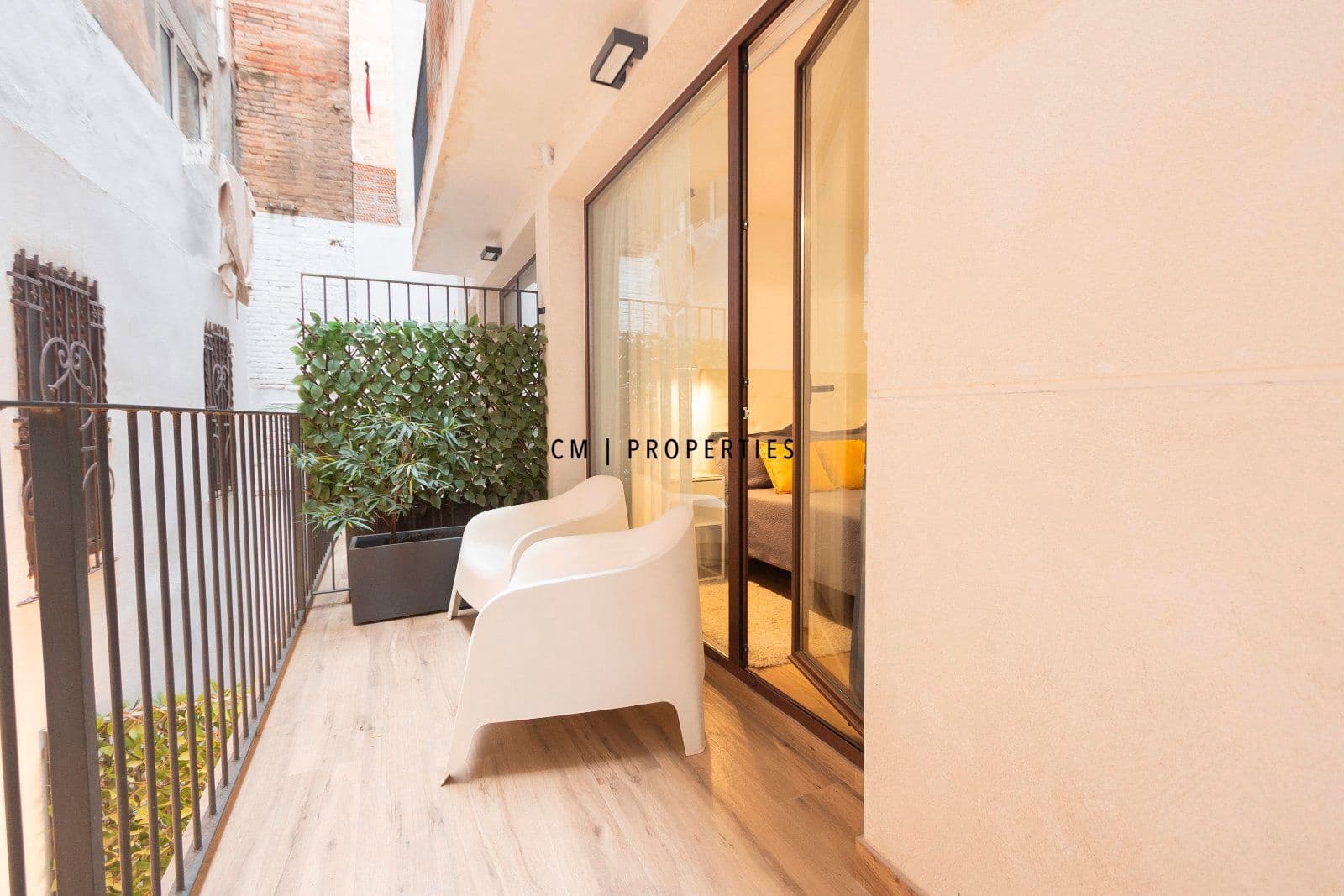2 bedroom Flat for rent in Valencia city with garage - € 1,950 (Ref: 9634996)
