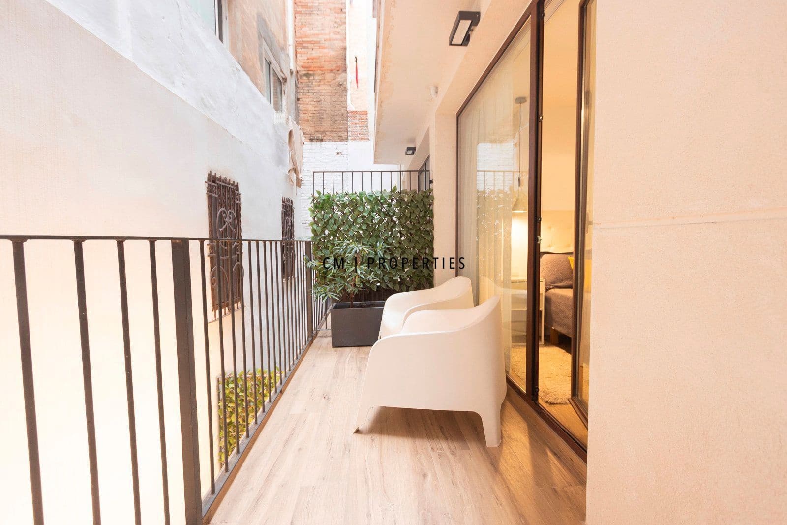 2 bedroom Flat for rent in Valencia city with garage - € 1,950 (Ref: 9634996)