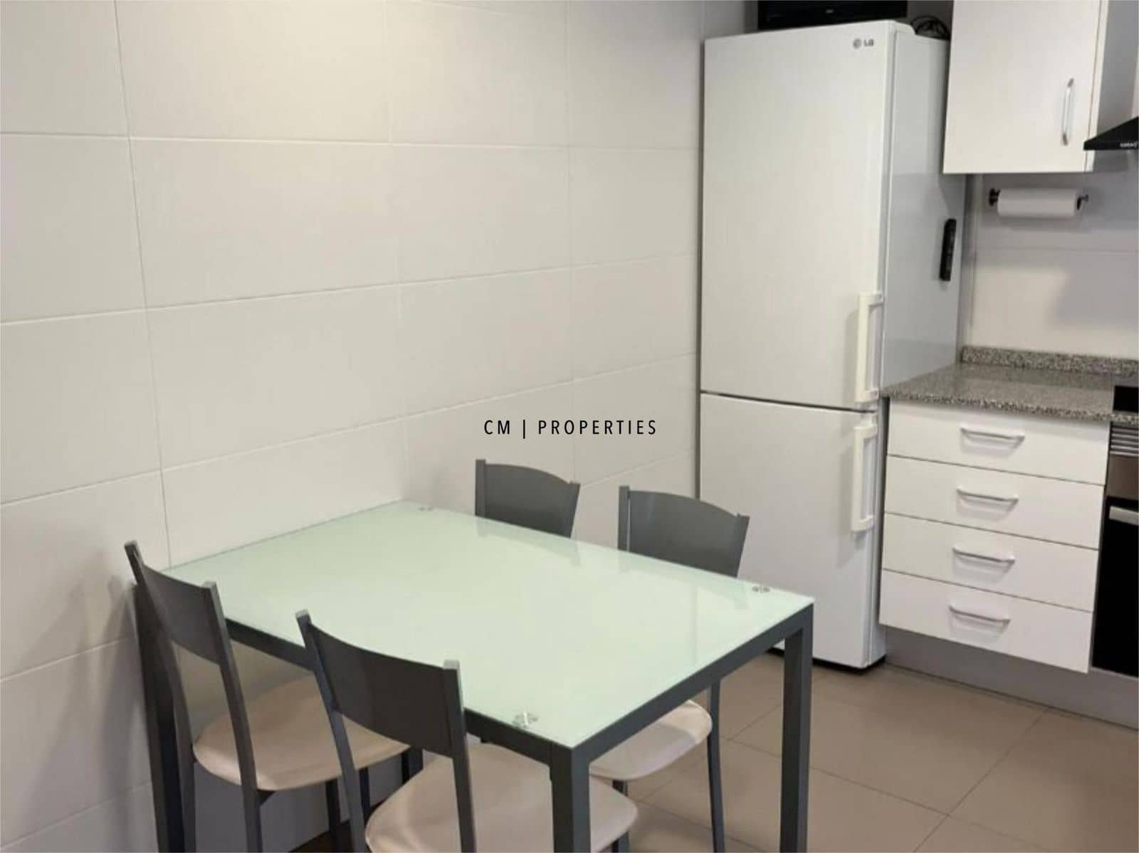 Penthouse de 4 chambres à louer à La Pobla de Vallbona avec piscine garage - 1 900 € (Ref: 9635096)