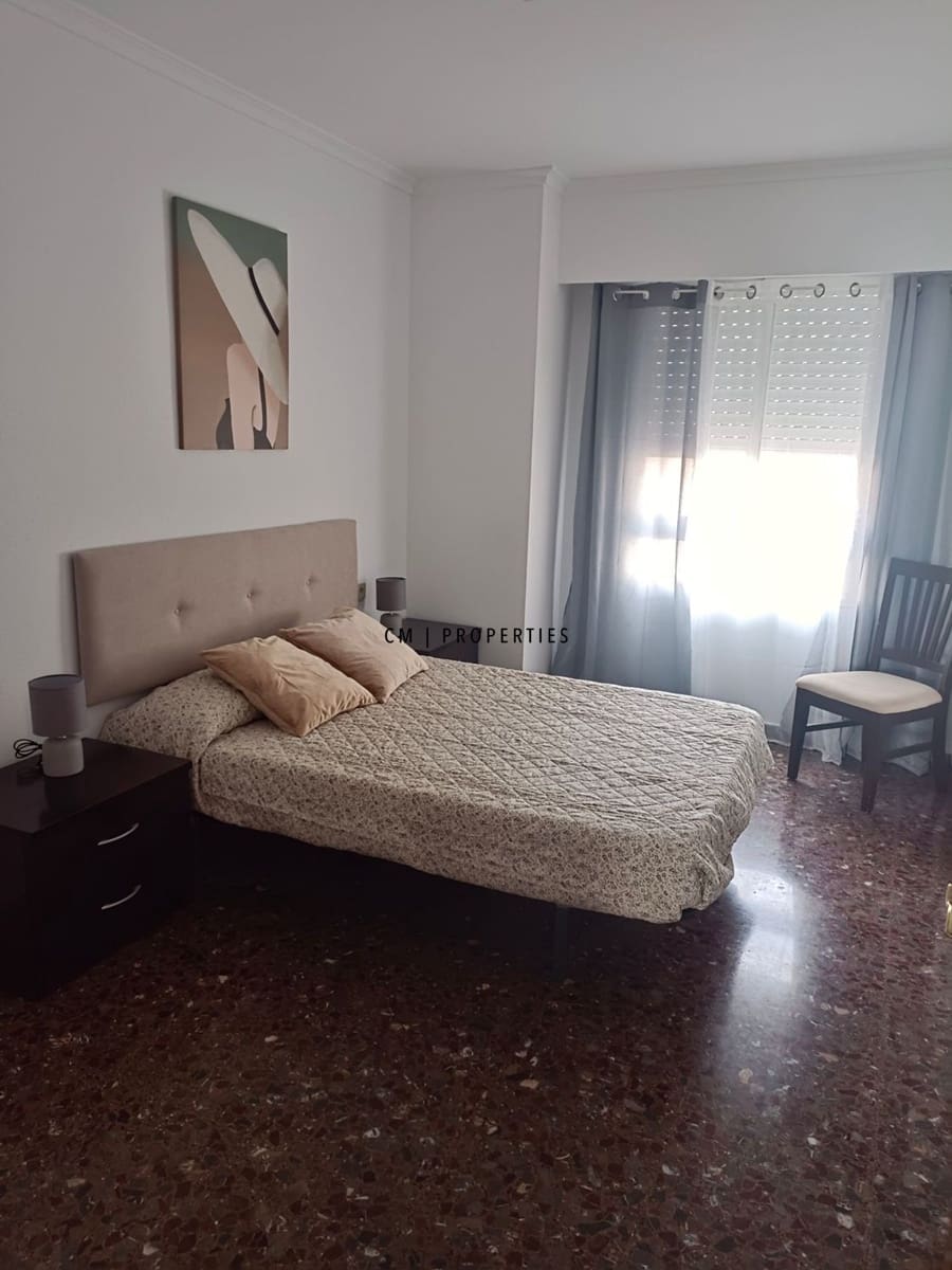 Piso de 4 habitaciones en València ciudad en alquiler con garaje - 1.400 € (Ref: 9646371)