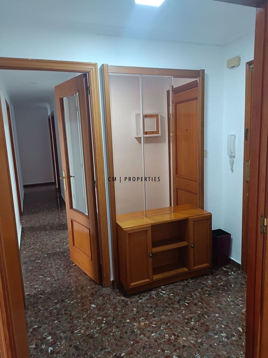 Piso de 4 habitaciones en València ciudad en alquiler con garaje - 1.400 € (Ref: 9646371)