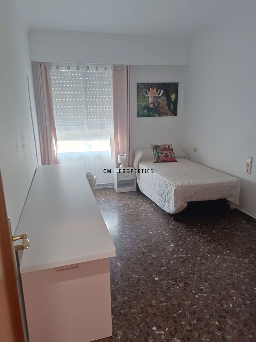 Piso de 4 habitaciones en València ciudad en alquiler con garaje - 1.400 € (Ref: 9646371)