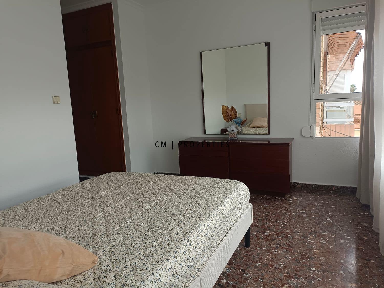 Piso de 4 habitaciones en València ciudad en alquiler con garaje - 1.400 € (Ref: 9646371)