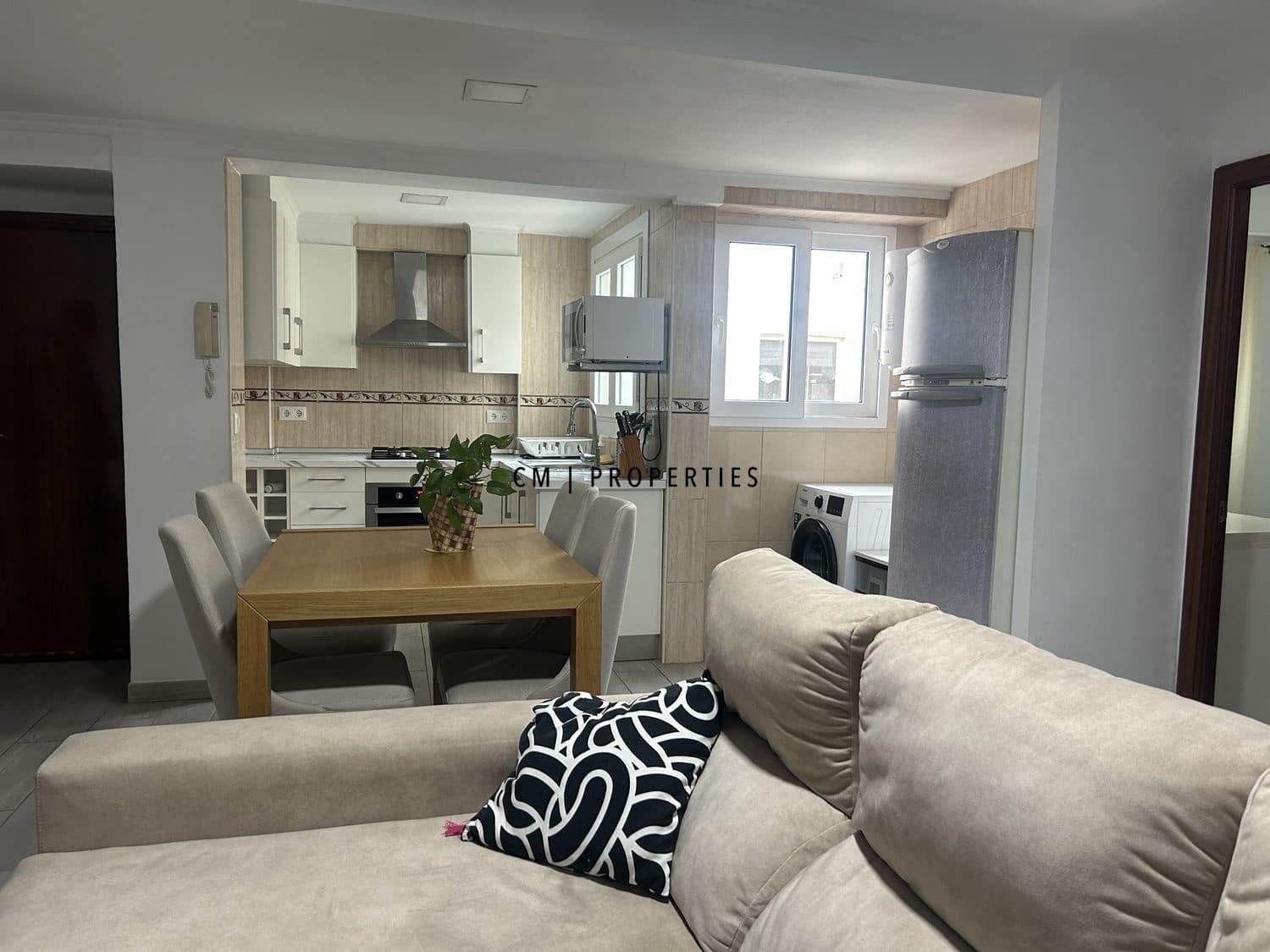 3 bedroom Flat for rent in Valencia city - € 1,300 (Ref: 9673657)