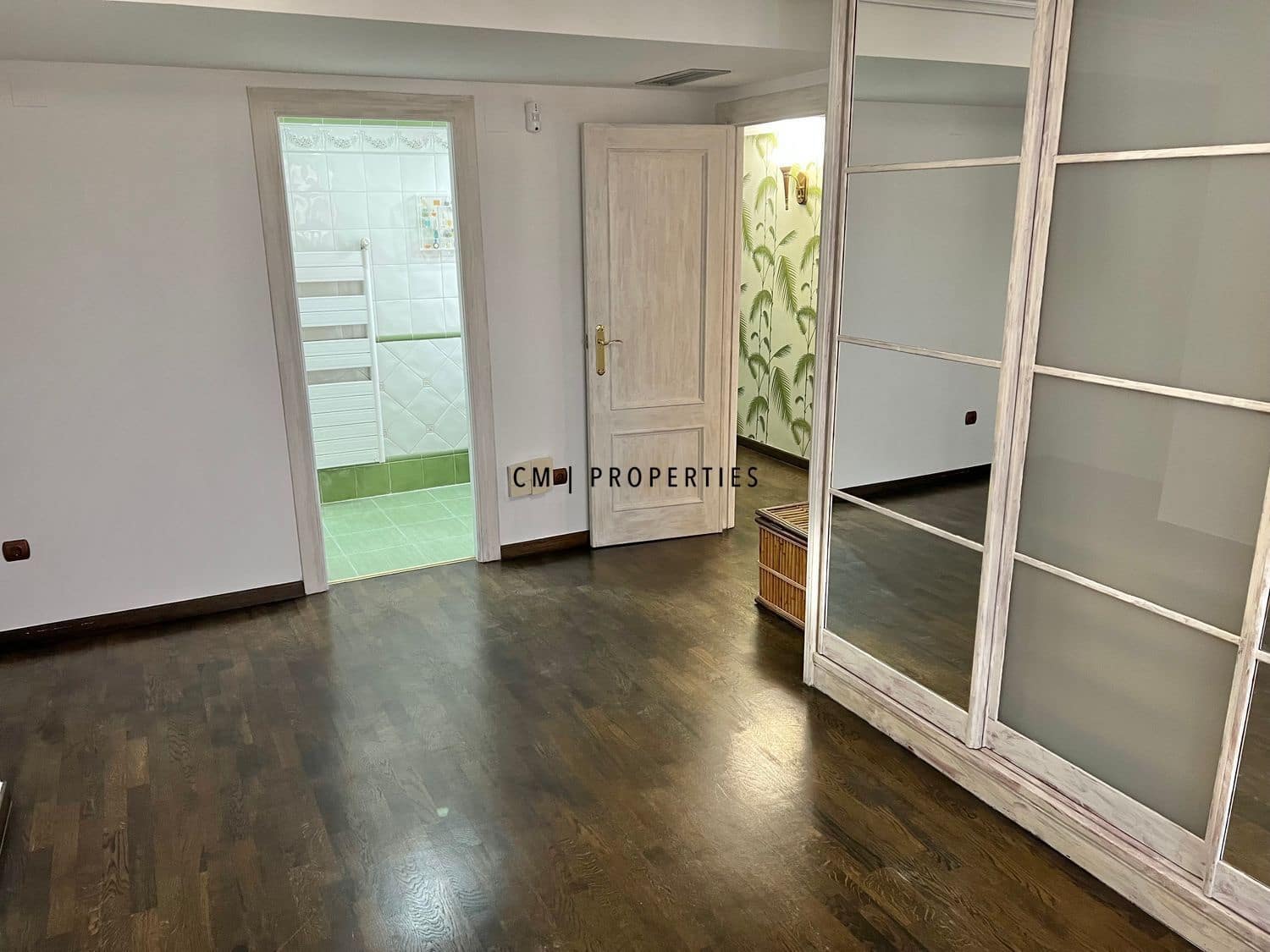 4 bedroom Flat for rent in Valencia city with garage - € 2,000 (Ref: 9685236)