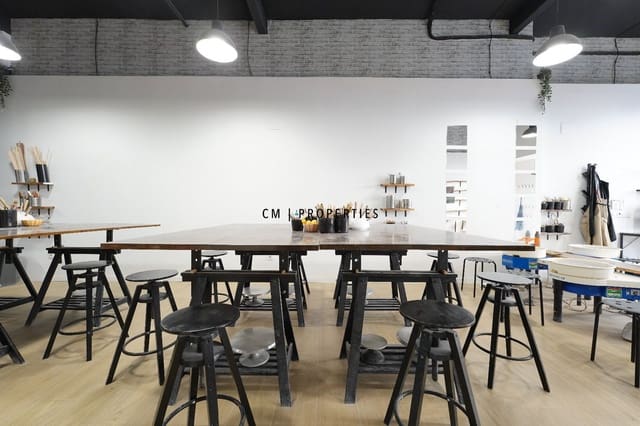 Erhverv til salg i L'Eixample, Valencia by - € 350.000 (Ref: 9688472)