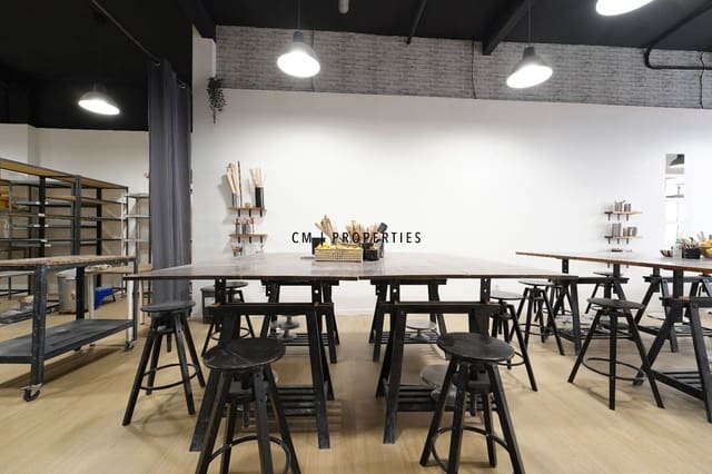 Erhverv til salg i L'Eixample, Valencia by - € 350.000 (Ref: 9688472)