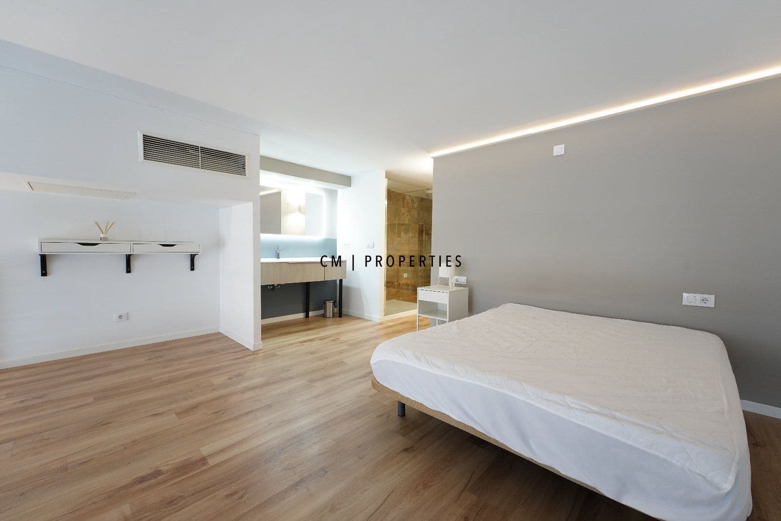 1 bedroom Flat for rent in Valencia city with pool garage - € 1,300 (Ref: 9699246)