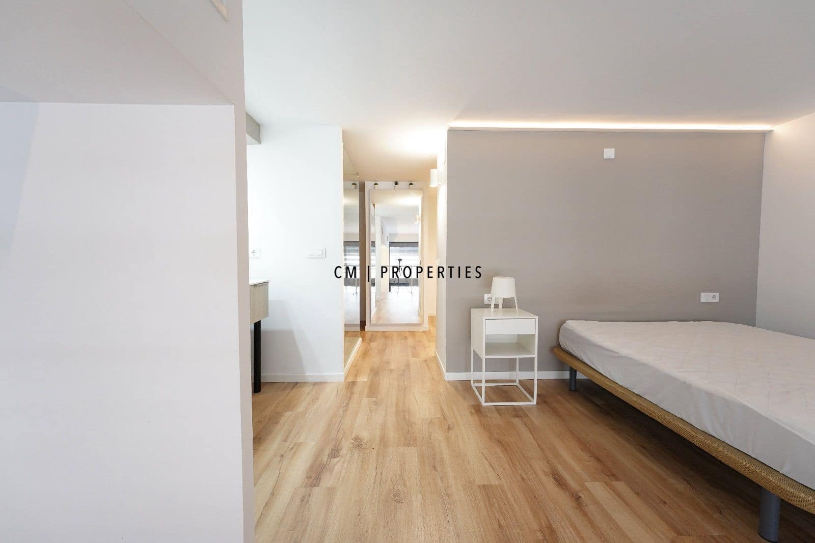 1 bedroom Flat for rent in Valencia city with pool garage - € 1,300 (Ref: 9699246)