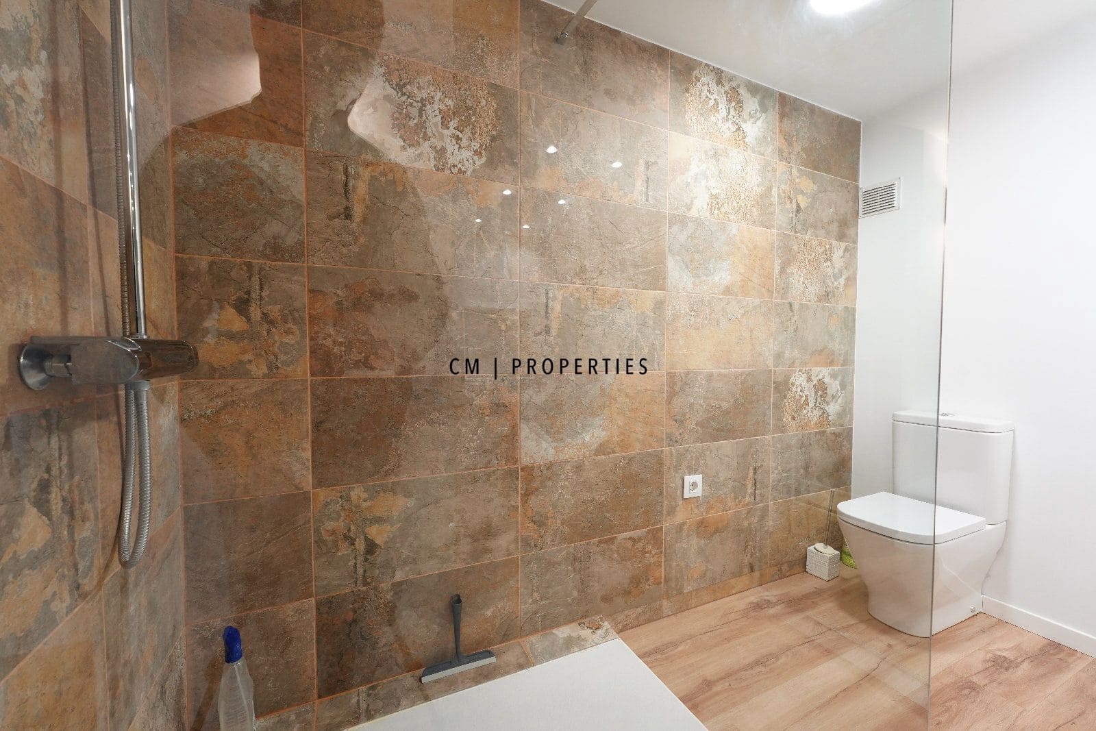 1 bedroom Flat for rent in Valencia city with pool garage - € 1,300 (Ref: 9699246)