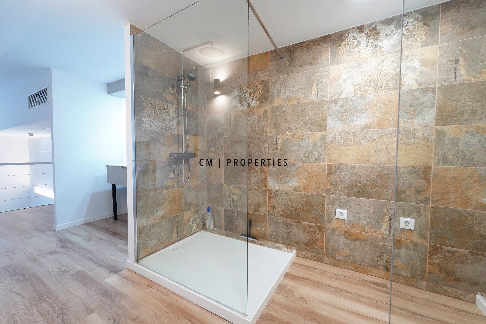 1 bedroom Flat for rent in Valencia city with pool garage - € 1,300 (Ref: 9699246)