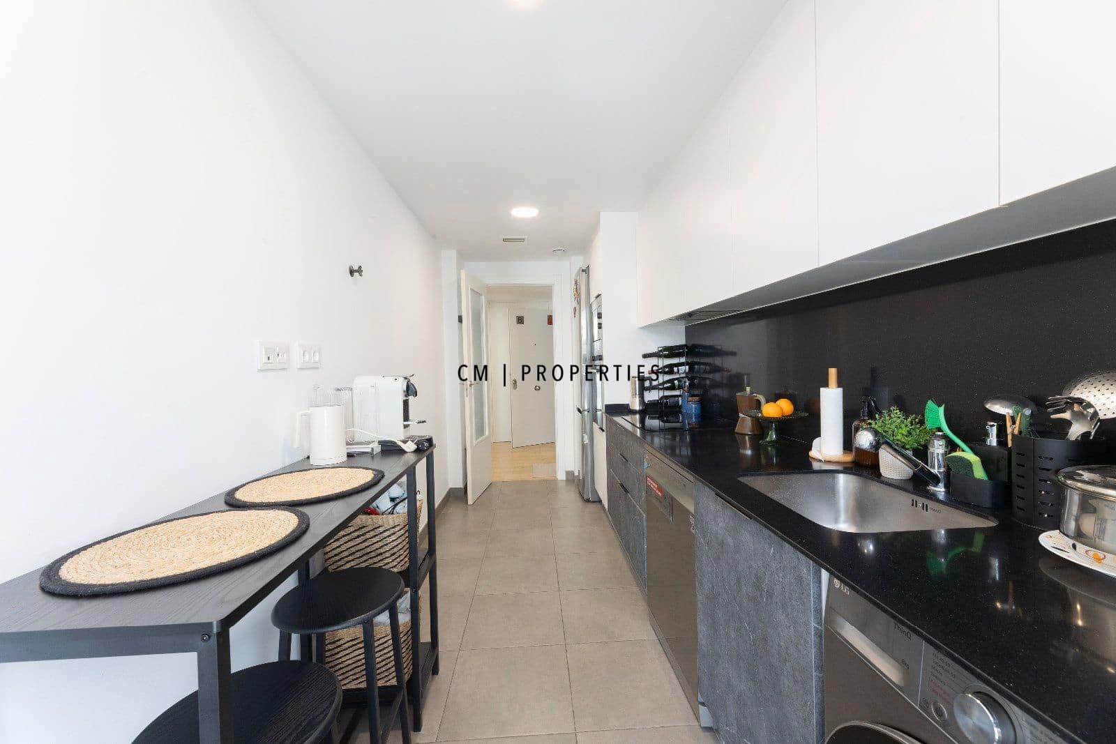 3 bedroom Flat for rent in Valencia city with pool garage - € 2,250 (Ref: 9700081)