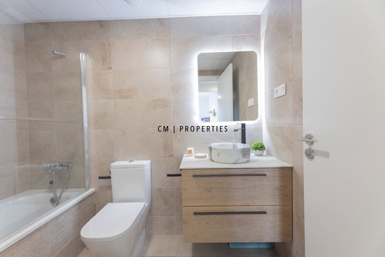 3 bedroom Flat for rent in Valencia city with pool garage - € 2,250 (Ref: 9700081)