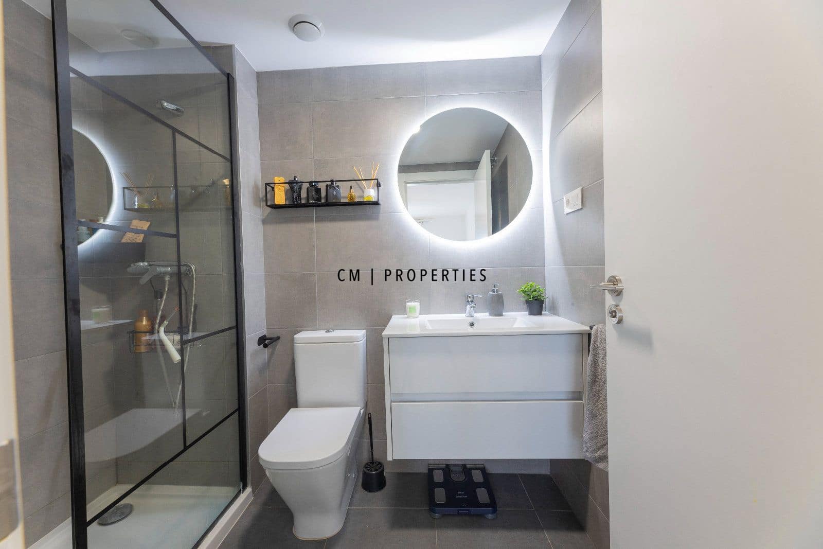 3 bedroom Flat for rent in Valencia city with pool garage - € 2,250 (Ref: 9700081)