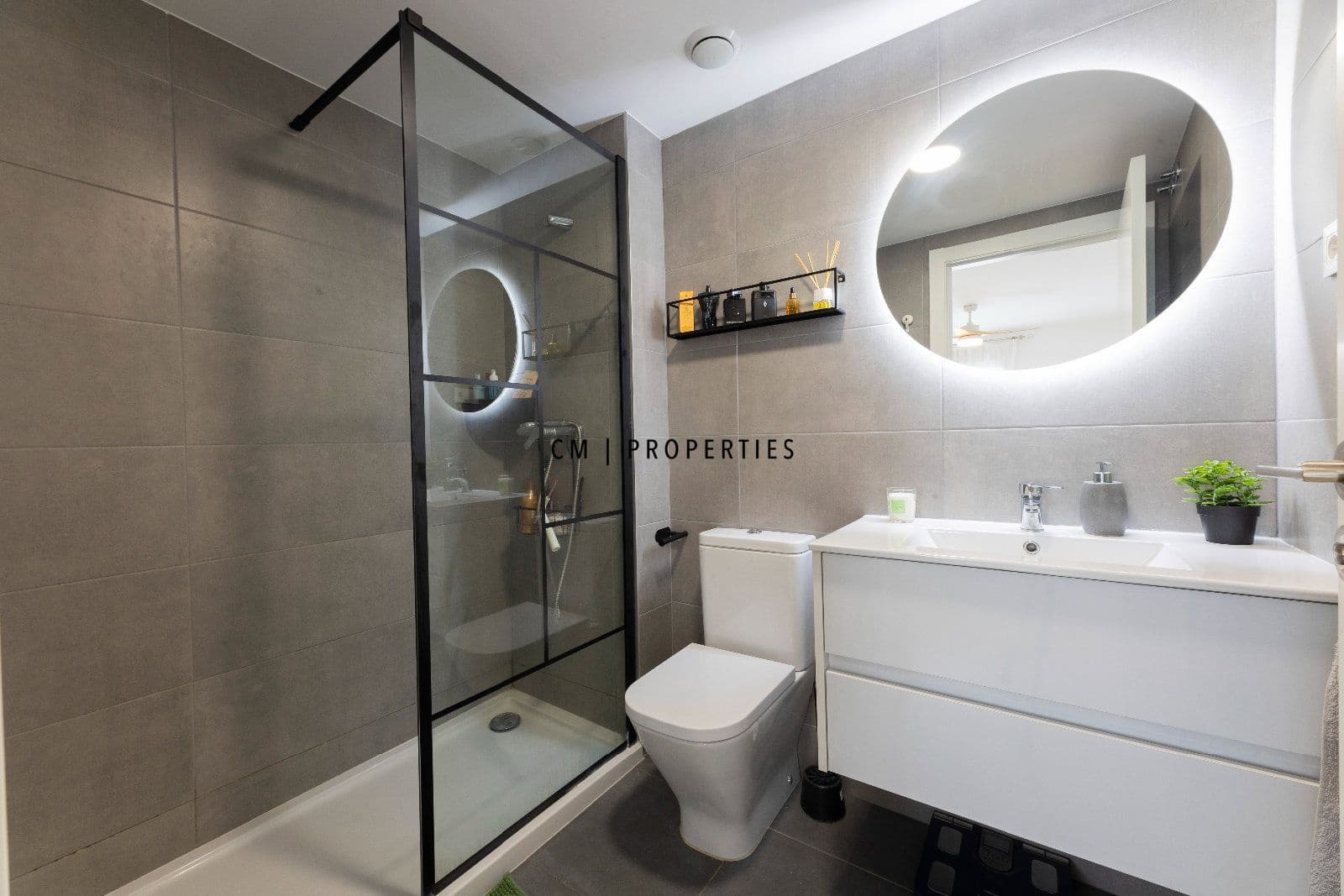 3 bedroom Flat for rent in Valencia city with pool garage - € 2,250 (Ref: 9700081)