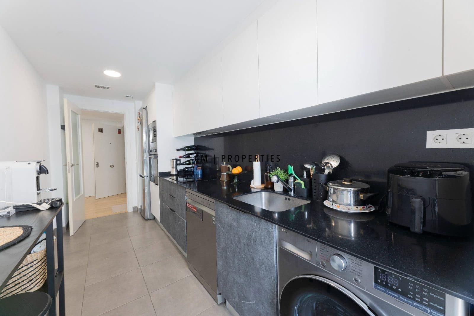 3 bedroom Flat for rent in Valencia city with pool garage - € 2,250 (Ref: 9700081)