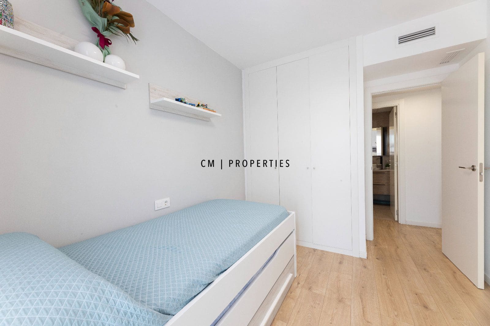 3 bedroom Flat for rent in Valencia city with pool garage - € 2,250 (Ref: 9700081)